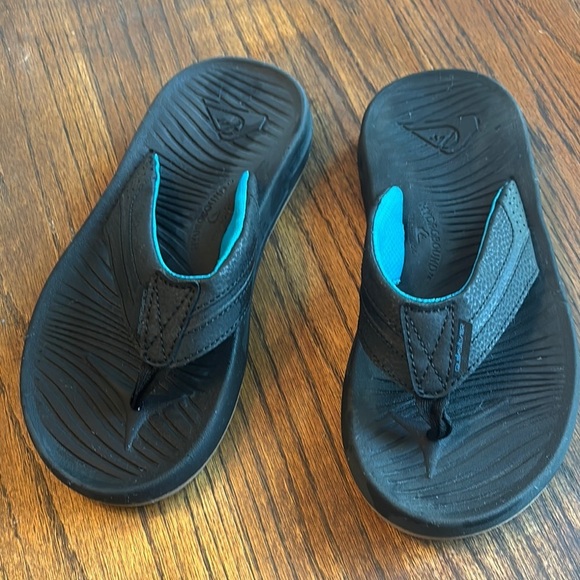 Quiksilver Black and Blue Sandals with Wave Grip - Picture 3 of 12